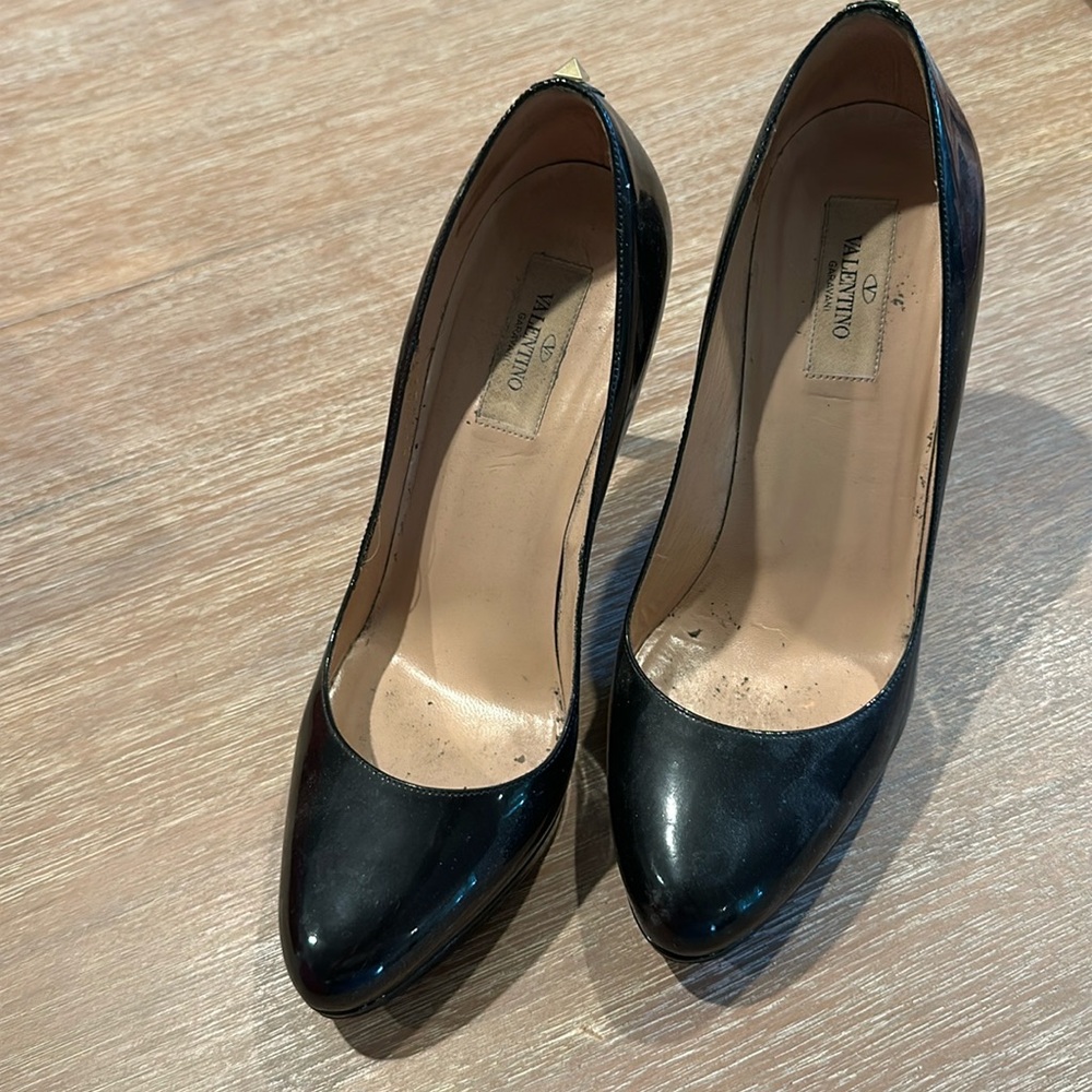 Pointy black Valentino Garavani heels.